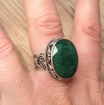 Zilveren ring met Emerald in bewerkte setting ring maat 18 mm
